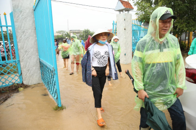 Mỹ Tâm lau nước mắt, lặng lẽ lội nước đi cứu trợ Quảng Nam
